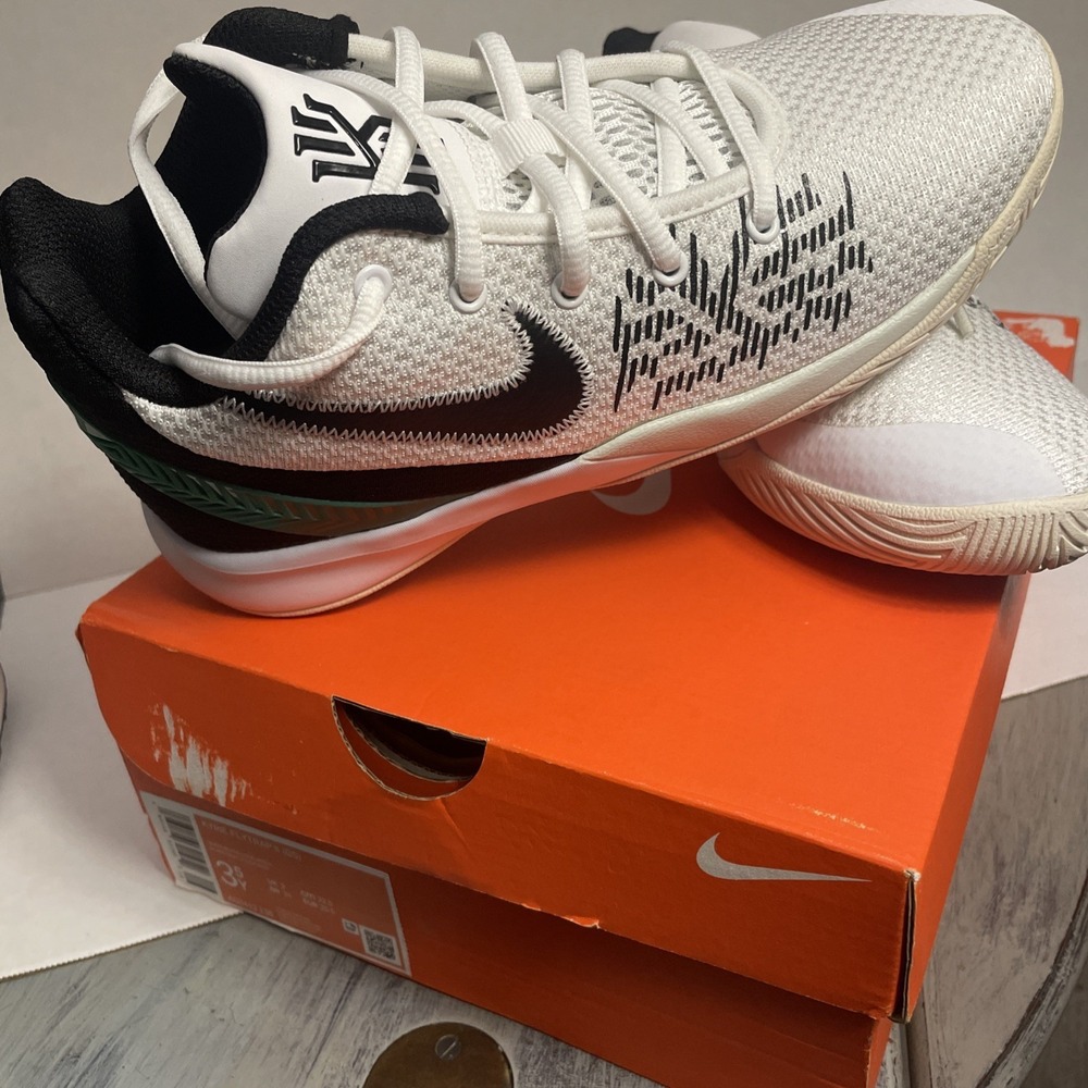 Kyrie Flytrap II (GS) Nike AQ3412-136 Youth Sz 3.5 White Black Green NIB